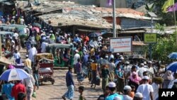 ကုတုပလောင် ဒုက္ခသည်စခန်းတွင်း ဈေးဝယ်နေကြသည့် ရိုဟင်ဂျာဒုက္ခသည်များ။ (မေ ၁၅၊ ၂၀၂၀)