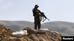 Arhiva - Pripadnik Afganistanske nacionalne armije čuva stražu tokom patrole u okrugu Dand Gori, u pokrajin Baglan, Afganistan, 15. marta 2016. Pokrajinu su zauzeli talibani tokom proteklih nedelja, ali antitalibanske snage su ponovo zauzele neke oblasti 20. avgusta 2021.