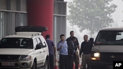 中国过去海外追讨的成果之一，2011年7月23日赖昌星被遣返中国，押送他的加拿大警官(右中)在北京国际机场与中国警官交谈。