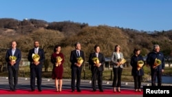 Ngoại trưởng Blinken (thứ 4 từ trái sang) và các quan chức ngoại giao G7.