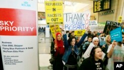 Un grupo de manifestantes agradece al juez Robart su fallo. El mandatario estadounidense ha utilizado la red social Twitter para expresar sus opiniones sobre lo que sucede con este especial tema.