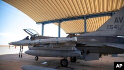 Завантажується зброї на американський винищувач F-16. AP Photo/Mosa'ab Elshamy
