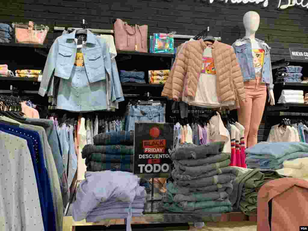 Los centros comerciales que decidieron unirse a la fecha tienen horario extendido. En algunos casos, las ofertas duraran todo el fin de semana. Foto: Luisana Solano - VOA.