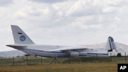 Ndege ya mizigo ya Russia ikiwasili na shehena ya sehemu ya mfumo wa silaha za ulinzi wa aina ya S-400, Ankara, Turkey, Ijumaa Julai 12, 2019.