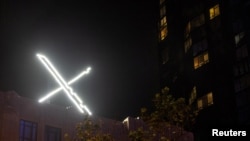 ARCHIVO - El logo "X" se ve en la parte superior de la sede de la plataforma de mensajería X, anteriormente conocida como Twitter, en el centro de San Francisco, California, EE. UU., 30 de julio de 2023. REUTERS/Carlos Barria/File Photo.