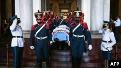 Féretro con los restos del fallecido expresidente argentino (1989-1999), durante el cortejo fúnebre en el Congreso en Buenos Aires, el 15 de febrero de 2021.