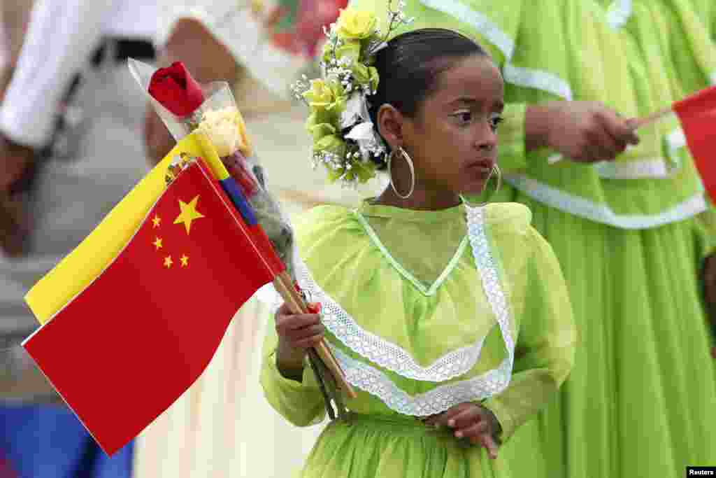 A Venezuelan child welcomes China's President Xi Jinping at Simon Bolivar airport, in Caracas, July 20, 2014.