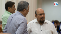 Edwin Castro, a la derecha en la Asamblea Nacional. Castro es el jefe de bancada del oficialista FSLN en el Parlamento. [Foto Houston Castillo/VOA].
