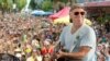ARCHIVO- En esta fotografía de archivo del 4 de noviembre de 2011, el cantante y compositor Jimmy Buffett actúa ante sus fans en Duval Street en Key West, Florida. (Rob O'Neal/Florida Keys News Bureau vía AP)