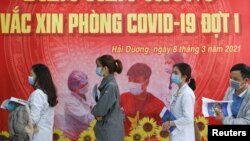 រូបឯកសារ៖ បុគ្គលិក​សុខាភិបាលវៀតណាម​​រង់ចាំ​ចាក់​វ៉ាក់សាំង​បង្ការ​ជំងឺ​កូវីដ១៩​របស់​ក្រុមហ៊ុន AstraZeneca នៅ​មន្ទីរពេទ្យ Hai Duong ខេត្ត Hai Duong ប្រទេស​វៀតណាម ថ្ងៃទី៨ ខែមីនា ឆ្នាំ២០២១។ 