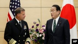 美軍印太司令部司令約翰‧阿奎利諾（John Aquilino）2021年11月拜會日本首相岸田文雄。（美聯社）