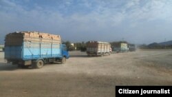 တရုတ်နိုင်ငံဘက် ကုန်ပစ္စည်းတင်ပို့ဖို့ သွားနေတဲ့ မြန်မာကုန်ကားများ။