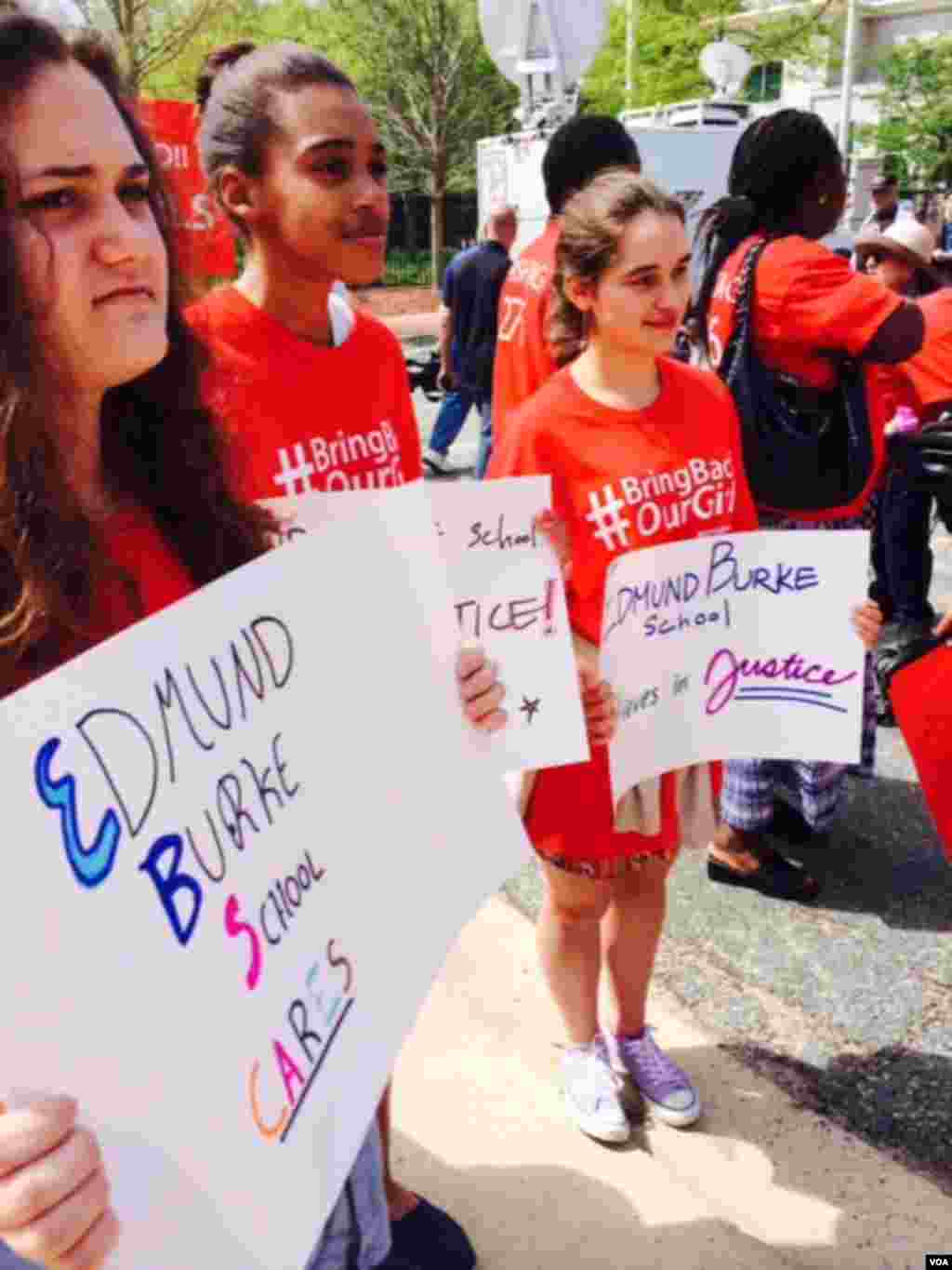 Nigeriyada bir necha kundan beri o'g'irlangan maktab o'quvchi qizlarining ozod qilinishini talab qilib faollar namoyish o'tkazmoqda.