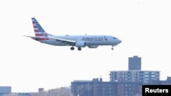 An American Airlines Boeing 737 Max 8, on a flight from Miami to New York City, comes in for landing at LaGuardia Airport in New York, U.S., March 12, 2019. REUTERS/Shannon Stapleton