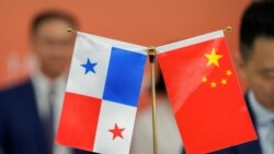 中國和巴拿馬兩國官員簽署貿易協議期間，中國與巴拿馬國旗被擺放在桌上。 （2024年8月26日）