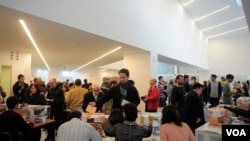 Miles de españoles salieron de sus casas para sufragar. Durante la mañana la mayoría eran adultos mayores. Los jóvenes prefieren hacerlo por la tarde.