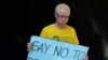 Un Albinos porte une pancarte "Dites non à la discrimination" lors d'une campagne de sensibilisation à Harare, Zimbabwe, le 18 juin 2016.