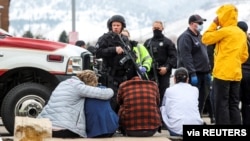 Policija čuva evakuisane ljude posle pucnjave u prodavnici King Supers, 22. marta 2021.