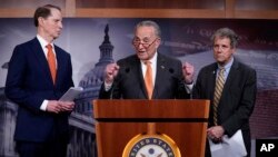 參議院少數黨領袖舒默(中)2020年1月15日在美國國會召開的記者會