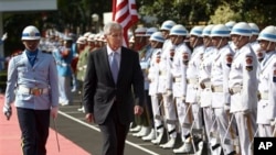 美國國防部長哈格爾2013年8月26日在雅加達和印度尼西亞國防部長進行會談之前檢閱印度尼西亞儀仗隊