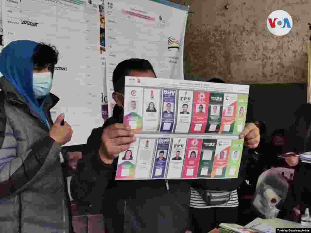 Un miembro de un colegio electoral muestra una papeleta al inicio del recuento de votos en La Paz, Bolivia. Foto Yuvinka Gozalvez Avilés.