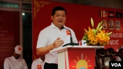 លោក គង់ ម៉ូនីកា ប្រធានគណបក្សឆន្ទៈខ្មែរ​ថ្លែង​ទៅ​កាន់​អ្នក​គាំទ្រ​ មុន​នឹង​ការ​ចាប់​ផ្តើម​យុទ្ធនាការ​ឃោសនា​បោះឆ្នោត​ជ្រើស​រើស​តាំង​តំណាងរាស្ត្រ​អាណត្តិ​ទី​៦​ នៅ​ក្នុង​បរិវេណ​ទីស្នាក់ការ​បក្ស​​នៅ​រាជធានី​ភ្នំពេញ​ ថ្ងៃសៅរ៍ ទី​០៧​ ខែ​កក្កដា ឆ្នាំ២០១៨។ (ទី អូលីស្សា/ ​VOA)