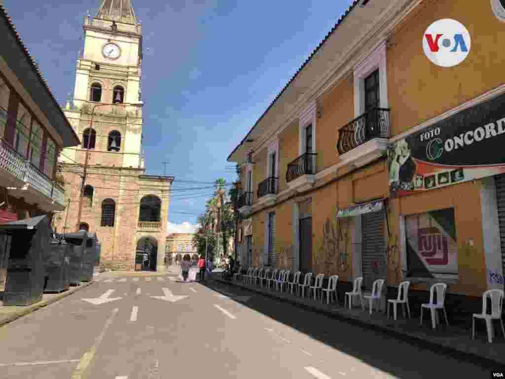 Los cobros se realizan en los bancos habilitados, pero esto también genera filas y largas esperas, sobre todo de personas de la tercera edad, un grupo especialmente vulnerable en la pandemia de coronavirus.&nbsp;[Foto: Fabiola Chambi, VOA]