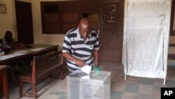 Un homme en train de voter dans un bureau de vote, à Brazzaville, au Congo, le dimanche 20 mars 2016. (Photo AP / John Bompengo)