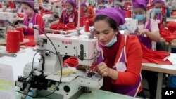 រូបឯកសារ៖ កម្មកររោងចក្រ​កម្ពុជា​កំពុង​ដេរ​សម្លៀកបំពាក់​ក្នុង​រោងចក្រ​មួយ ក្នុង​តំបន់​សេដ្ឋកិច្ច​ពិសេស​ នៅ​ជាយ​រាជធានី​ភ្នំពេញ កាល​ពី​ថ្ងៃ​ពុធ​ ទី​២៣ ខែសីហា ឆ្នាំ​២០១៧។ (AP Photo/Heng Sinith) 