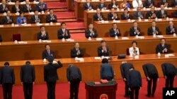 មន្ត្រី​តែងតាំង​ថ្មី​គោរព​លោក​ប្រធានាធិបតី​ចិន ស៊ី ជីនពីង (រូប​កណ្តាល) និង​មេដឹកនាំ​ដទៃ​ទៀត បន្ទាប់​ពី​ស្បង​សច្ចាប្រណិធាន ក្នុង​កិច្ចប្រជុំ​នៃ​សមាជ​ប្រជាជន​ចិន នៅ​វិមាន Great Hall of the People នៅ​ក្នុង​ក្រុង​ប៉េកាំង ប្រទេស​ចិន កាលពី​ថ្ងៃទី១៩​ ខែមីនា ឆ្នាំ២០១៨។