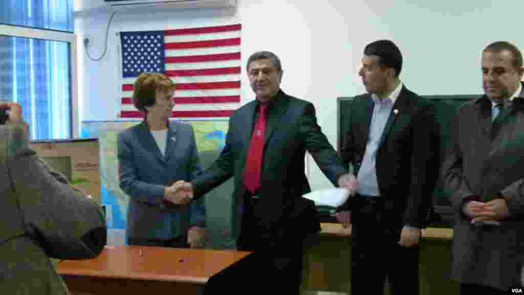 "Biz AQSh elchixonasining Tojikiston madaniy hayotiga e'tiboridan mamnunmiz", - deydi Viloyat kutubxonasi direktori Alijon Boymatov