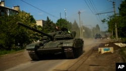Ukrajinski tenk kreće se regionom Donjecka, istočna Ukrajina, 30. maja 2022.