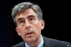 En esta foto del 8 de junio de 2013, Chris Inglis, testifica en Capitol Hill. Inglis está siendo nominado como el primer director cibernético nacional del gobierno en el Departamento de Seguridad Nacional.