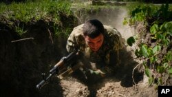 Новобранець 3-ї десантно-штурмової бригади тренується у Києві, 17 травня 2024 р. AP Photo/Efrem Lukatsky