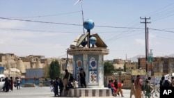 Una bandera de los talibanes ondea en la plaza de Ghazni tras los combates entre los insurgentes y las fuerzas de seguridad afgana el 12 de agosto del 2021.