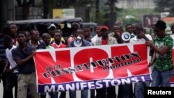 Les membres et sympathisants du Front populaire ivoirien (FPI) protestent contre la nouvelle constitution du président Alassane Ouattara, à Abidjan, Côte-d'Ivoire, 8 octobre 2016. 