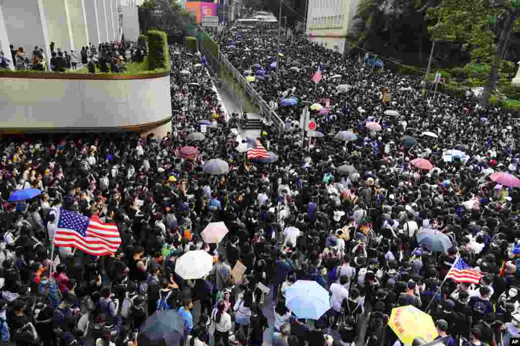 Vista general de la marcha de manifestantes a favor de la democracia en Hong Kong, cuando avanzaban pacíficamente desde Chater Garden al Consulado de EE.UU., para pedir al presidente Donald Trump "liberar" al territorio semiautonónomo. Más tarde la violencia estalló en un distrito comercial donde los manifestantes incendiaron la entrada a una estación de metro y la policía hizo varios arrestos. AP/Vincent Yu.
