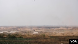 ទិដ្ឋភាពការចាក់ដីបំពេញបឹងតាមោកខាងជើងរាជធានីភ្នំពេញ ប្រទេសកម្ពុជា កាលពីថ្ងៃទី២៦ ខែកុម្ភៈ ឆ្នាំ២០២១។ (ទុំ ម្លិះ/វីអូអេ)