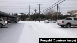 Badai musim dingin melanda kota Dallas, Texas yang biasanya jarang mengalami hujan salju (18/2).