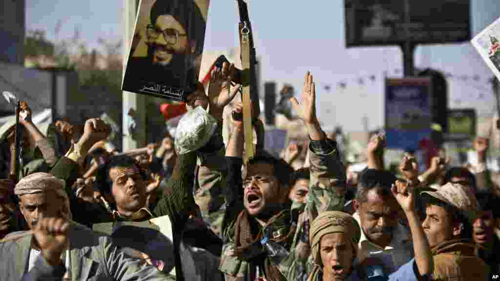 'Yan tawayen da ake kira Houthi a Sana'a, Yemen, Afrilu 22, 2015.