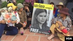 រូបឯកសារ៖ ពលរដ្ឋ​រស់នៅ​តំបន់​បឹងកក់​មួយ​ចំនួន​ចូលរួម​ដាក់​ញត្តិ​សុំដោះលែង​អ្នកស្រី ទេព វន្នី ដែល​កំពុង​ជាប់​ឃុំ នៅ​រាជធានី​ភ្នំពេញ កាលពី​ថ្ងៃទី១១ ខែឧសភា ឆ្នាំ២០១៧។ (ពិន ស៊ីសុវណ្ណ/VOA)