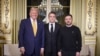 El presidente de Francia, Emmanuel Macron (centro), el presidente electo de Estados Unidos, Donald Trump (izquierda), y al presidente de Ucrania, Volodymyr Zelenskyy, posan antes de una reunión en el Palacio Presidencial del Elíseo en París el 7 de diciembre de 2024.