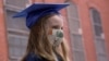 Lidija Hasebrok piprema se za onlajn ceremoniju završetka škole u Bruklinu, u Njujorku, 11. jun 2020 (Foto: Rojters/Caitlin Ochs) 