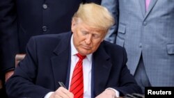 Trump agradeció el esfuerzo de México y Canadá por fortalecer los "lazos económicos (de la región)". En la foto, representantes de los tres países firman el acuerdo para el T-MEC en Ciudad de México, el 7 de enero de 2020. 