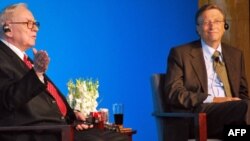 Voren Bafet i Bil Gejts na konferenciji za novinare u Pekingu