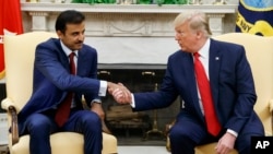El presidente Donald Trump da la mano al emir de Catar Jeque Tamim Bin Hamad Al-Thani en la Oficina Oval de la Casa Blanca, el martes 9 de julio de 2019, en Washington. (AP Photo/Evan Vucci)