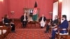 အာဖဂန်နစ္စတန် သမ္မမတ Ashraf Ghani နှင့် သွားရောက်တွေ့ဆုံ ညှိနှိုင်းခဲ့သည့် အမေရိကန်နိုင်ငံခြားရေးဝန်ကြီး Mike Pompeo. (မတ် ၂၃၊ ၂၀၂၀)