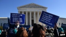 Los defensores del derecho al aborto y los manifestantes contra el aborto se manifiestan frente a la Corte Suprema de los EE. UU. En Washington, DC, el 1 de diciembre de 2021.