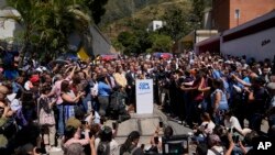 La candidata presidencial de la coalición opositora María Corina Machado da una conferencia de prensa en la sede de su campaña en Caracas, Venezuela, el lunes 29 de enero de 2024. (Foto AP/Ariana Cubillos)