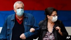 Par nosi maske u sklopu mera protiv širenja koronavirusa, u centru Beograda, Srbija, 19. oktobra 2020. (Foto: AP/Darko Vojinović)